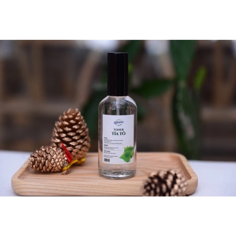 Chai toner tía tô Hiltown trong không gian chăm sóc da